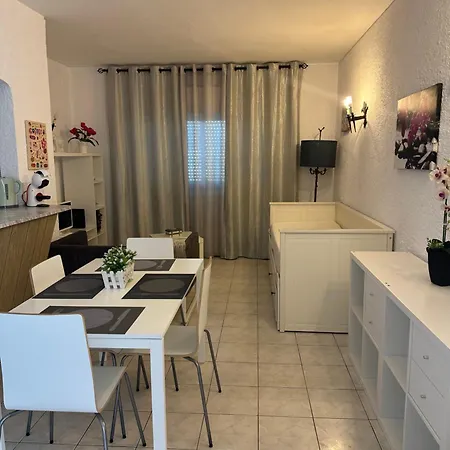 Ferias Tranquilas A 1km Da Totalmente Renovado קווארטיירה